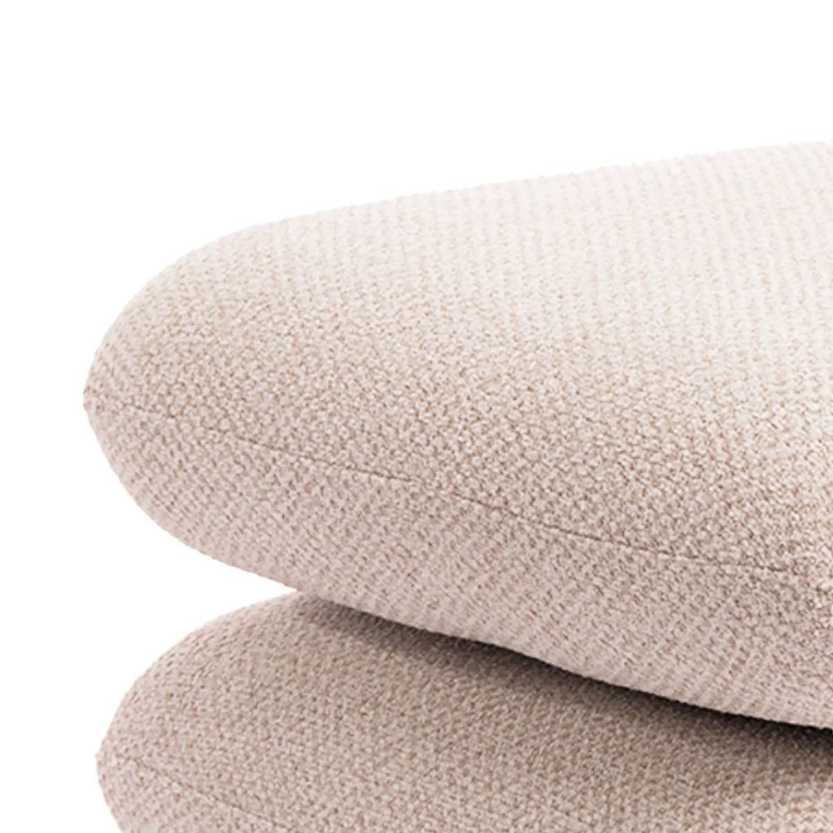 Draaibare Aro Poef Crème Opulence van PTMD met zachte bekleding en ronde vorm in een elegante woonkamer setting