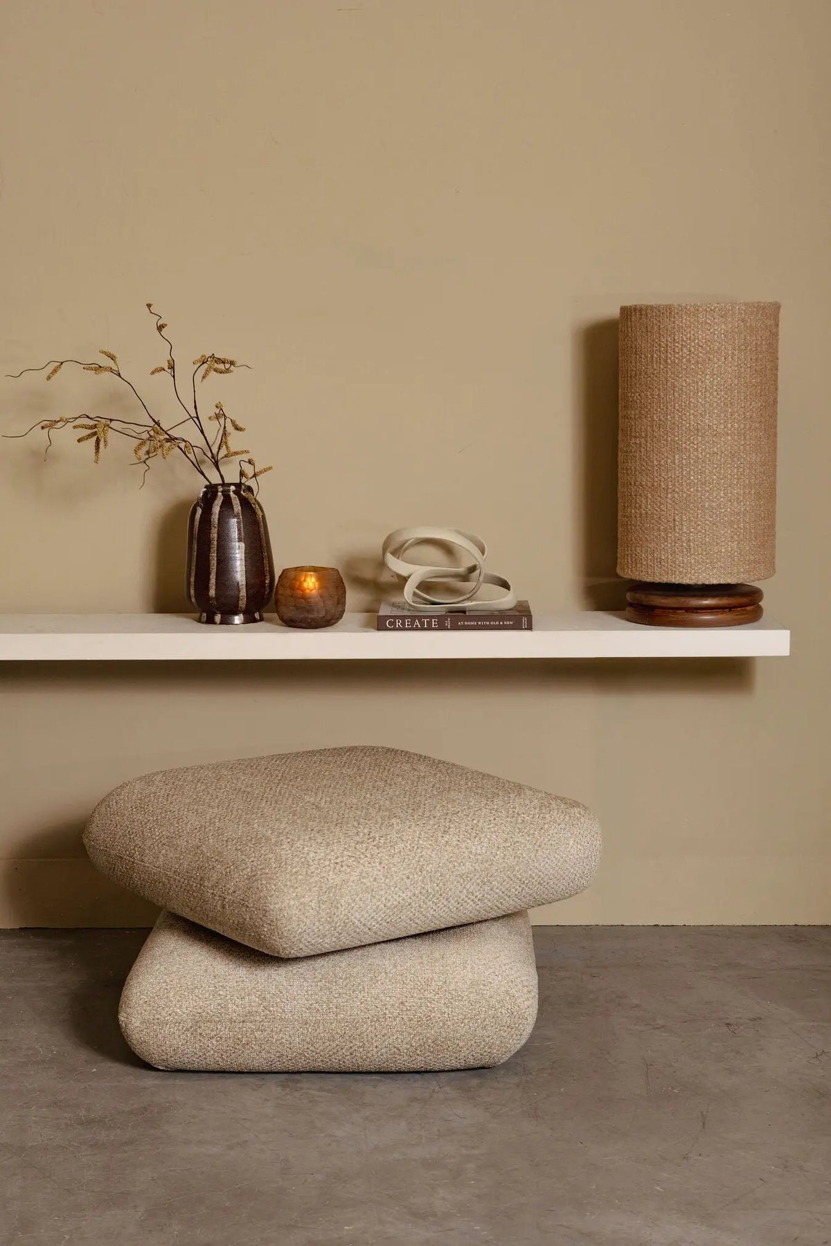 Taupe draaibare Aro poef van PTMD met zacht bekleed en ronde vorm, geschikt voor moderne woonkamer of zithoek.
