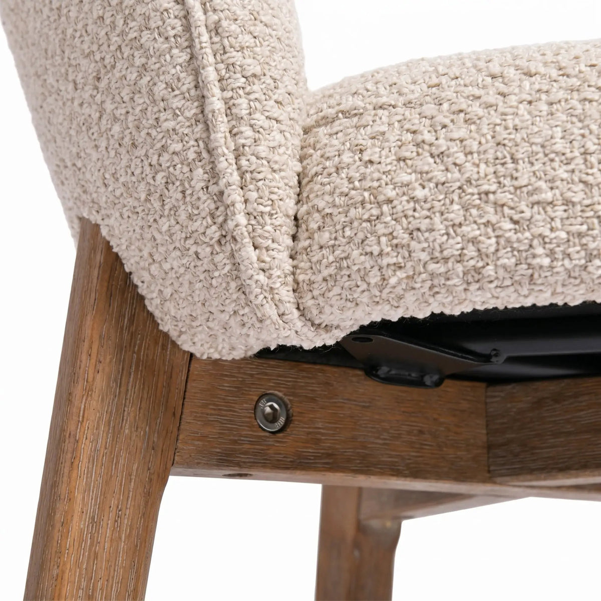 Taupe PTMD Lior eetkamerstoel met rubberhouten poten en comfortabel zitvlak, stijlvolle en moderne eetkamerstoel.