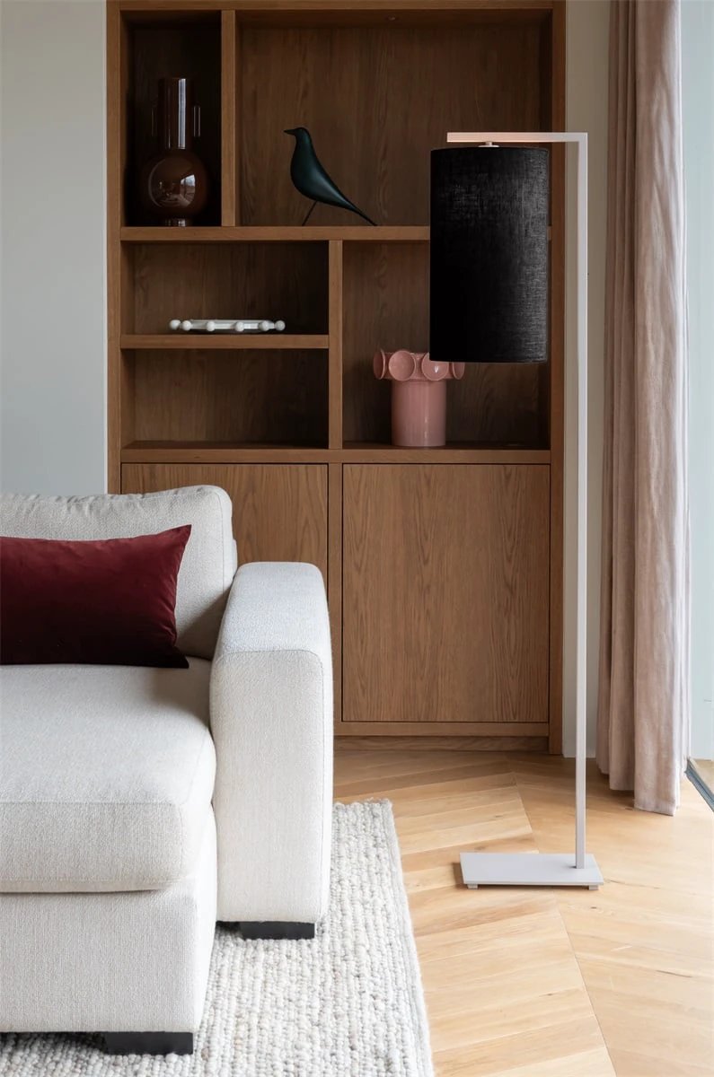 Vloerlamp Boston, zand met zwarte kap Ø25 x 45cm by it's about RoMi