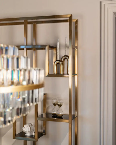 Kleine kroonluchter Desire van Richmond Interiors met elegante metalen armen en glazen details, hangend aan het plafond.