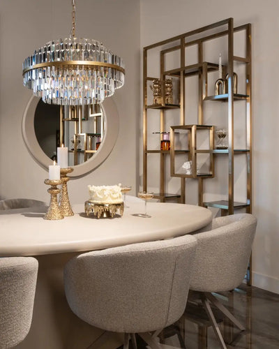 Kleine Desire kroonluchter van Richmond Interiors met elegante metalen en kristallen details, hangend aan een plafond.