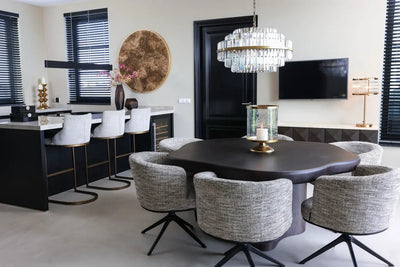 Brushed goudkleurige tafellamp Loiza van Richmond Interiors met modern ontwerp en metalen afwerking, op een houten tafel.