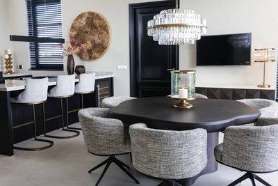 Brushed gold Tafellamp Loiza van Richmond Interiors op een tafel, stijlvolle en moderne decoratie voor interieurverlichting
