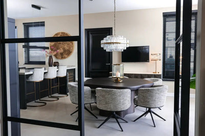 Tafellamp Loiza van Richmond Interiors met brushed gouden afwerking en moderne design, geplaatst op een houten tafel.