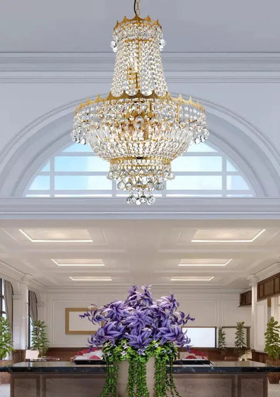 Gouden metalen en kristallen kroonluchter Versailles 9Lt van Searchlight, hangend met glanzende kristallen details.
