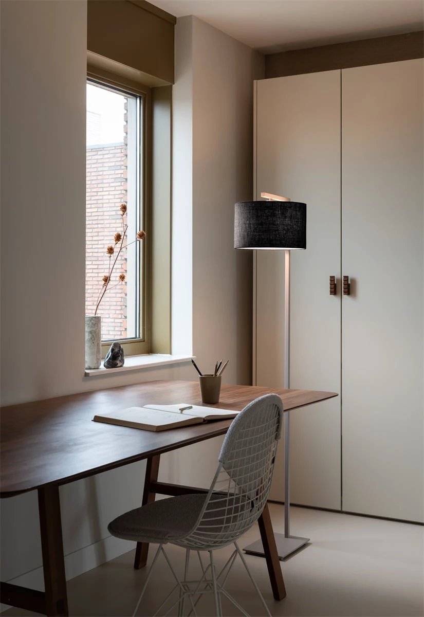 Vloerlamp Boston, zand met zwarte kap Ø32 x20xm by it's about RoMi