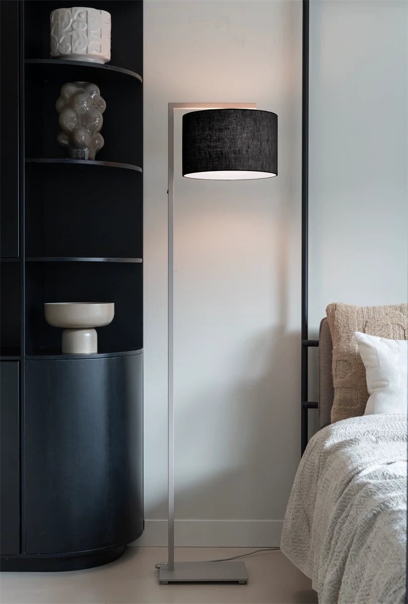 Vloerlamp Boston, zand met zwarte kap Ø32 x20xm by it's about RoMi