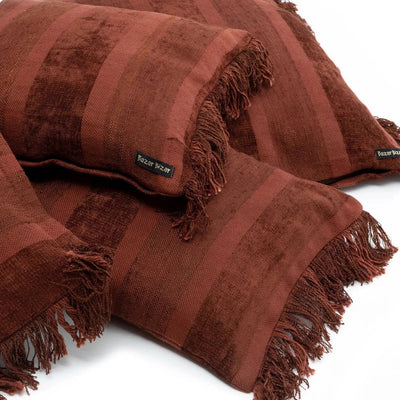 De Oh My Gee Kussenhoes - Bordeaux Velvet - 30x50 by Bazar Bizar Antwerp