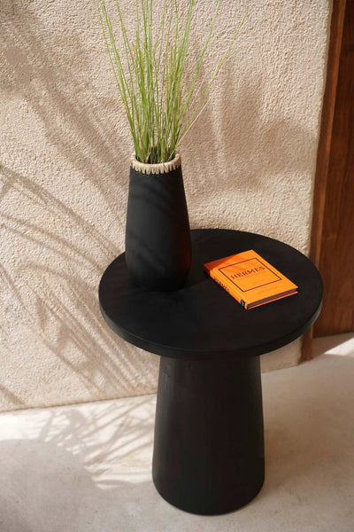 De Timber Conic Bijzettafel - Zwart - 50 by Bazar Bizar Antwerp