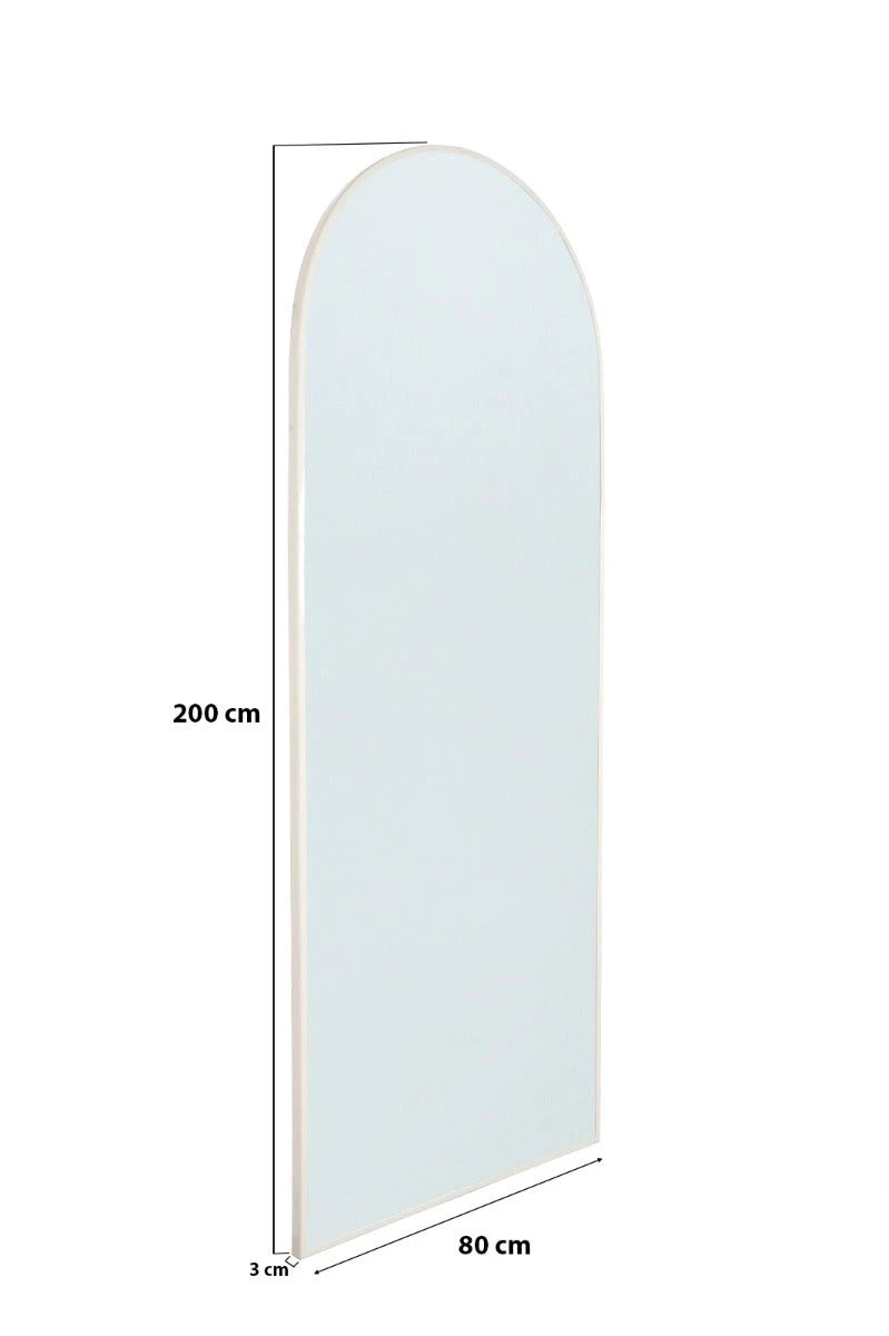 Grote Brix spiegel Lauren van 200 cm met een modern zwart frame, hangend aan de muur in een woonkamer.