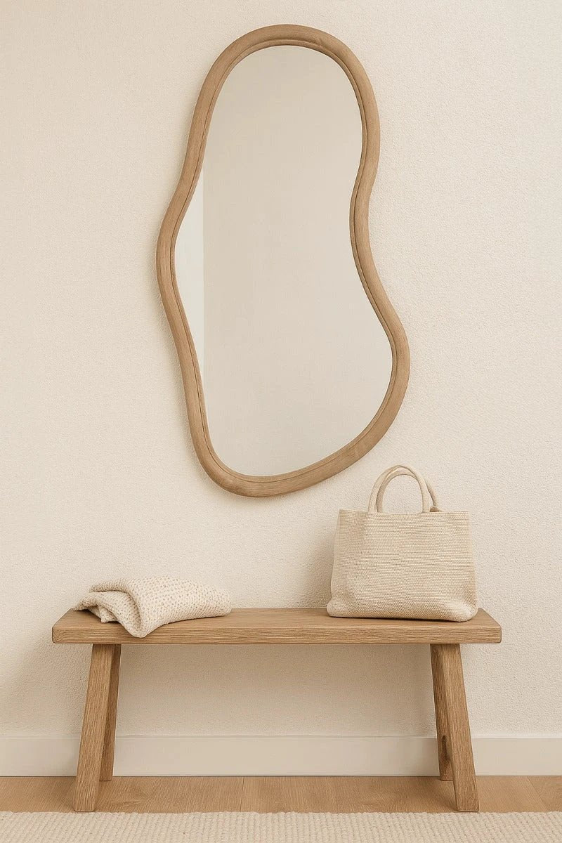Rode Brix Sophie L spiegel met ronde metalen frame en helder glas, geschikt voor decoratie en functioneel gebruik in de woonkamer