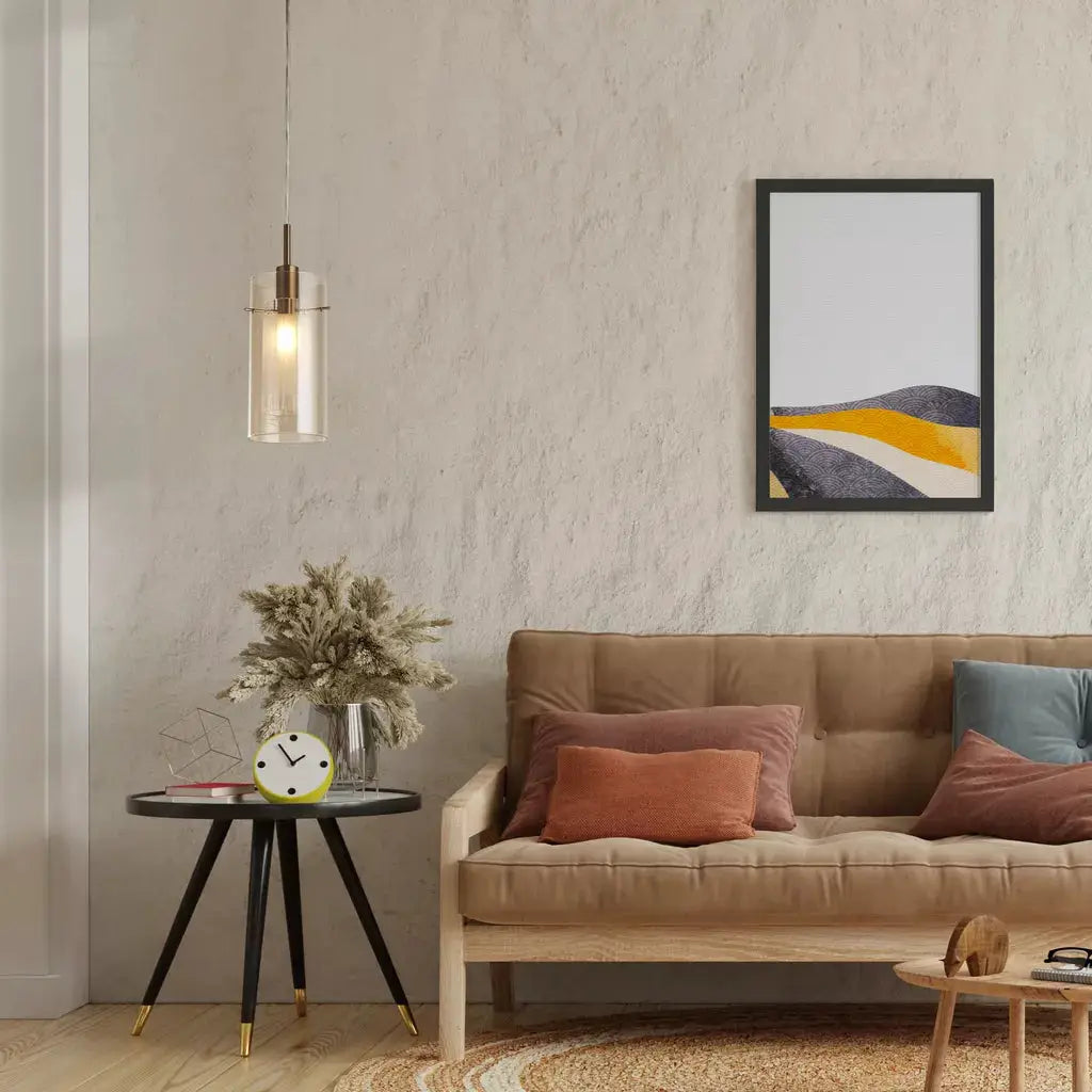 Hanglamp Duo III van Searchlight met bronzen metalen frame en champagne glazen kap, hangend tegen een witte muur.