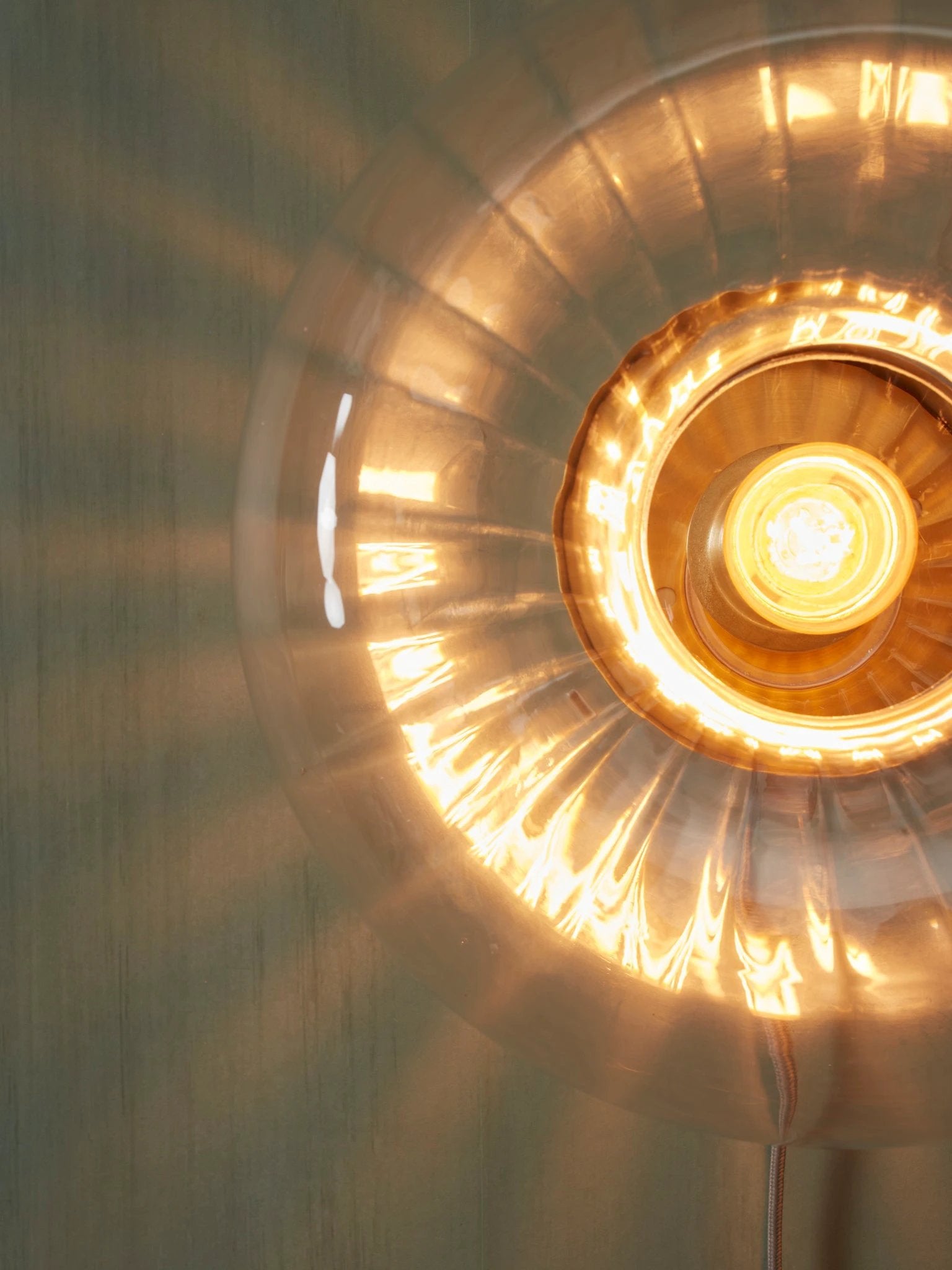 Gouden plafondlamp Brussel van it's about RoMi met glazen kap, diameter 27 cm, in een moderne interieurstijl.