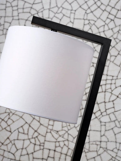 Zwarte en witte tafellamp Boston van it's about RoMi, 44 cm hoog met vierkante basis en modern design.