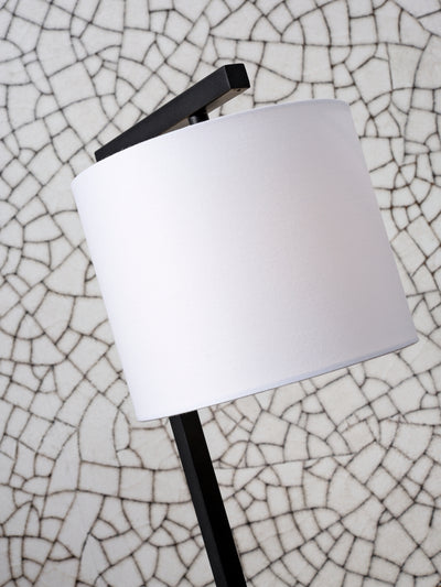 Zwarte en witte Boston tafellamp van it's about RoMi, 44 cm hoog, met moderne ontwerp en vierkante basis.