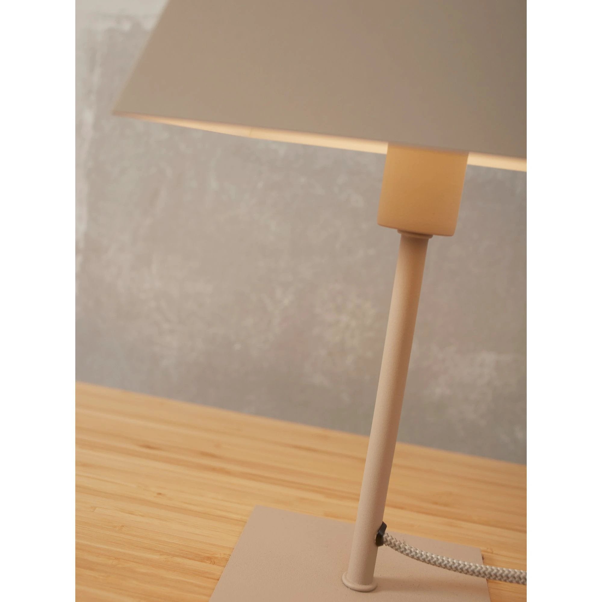Zandkleurige tafellamp Perth van it's about RoMi, 20x20x31cm, met houten voet en stoffen lampenkap op houten basis