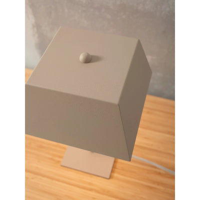 Zandkleurige tafellamp Perth van it's about RoMi met 20x20x31cm, elegante verlichting voor op tafel of bureau.