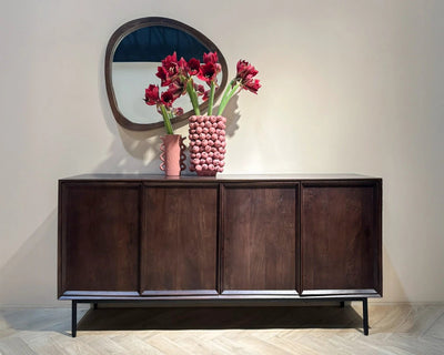 Bruin dressoir Ravenstein van Livingfurn met 180cm breedte, met meerdere lades en kastdeuren, modern en stijlvol meubelstuk.