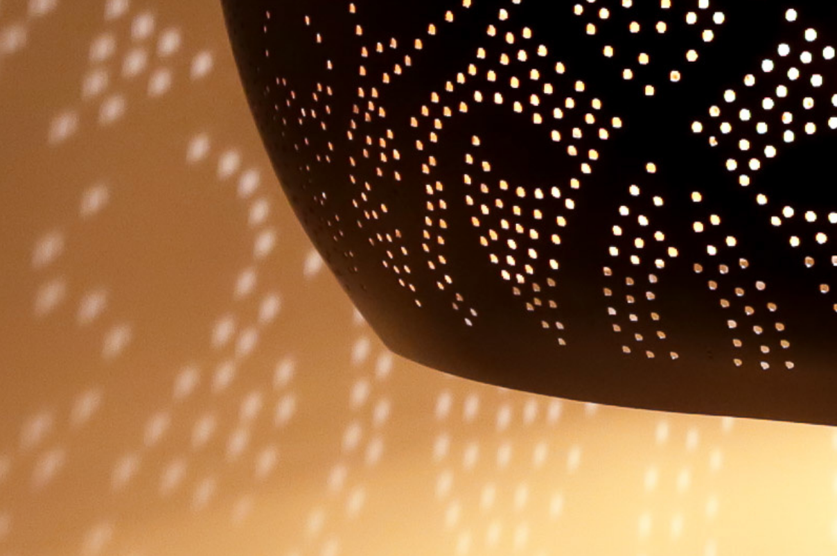 Hanglamp Ameera zwart/goud bol - in 2 diameters verkrijgbaar - depauwwonen