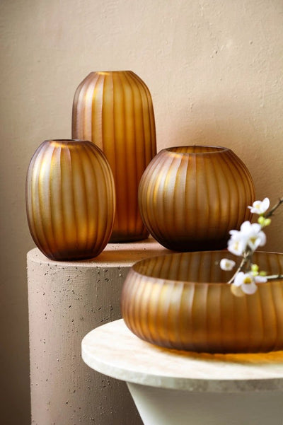Bruine ronde vaas van PTMD met hoge, gesneden vorm, elegante decoratie voor in huis.