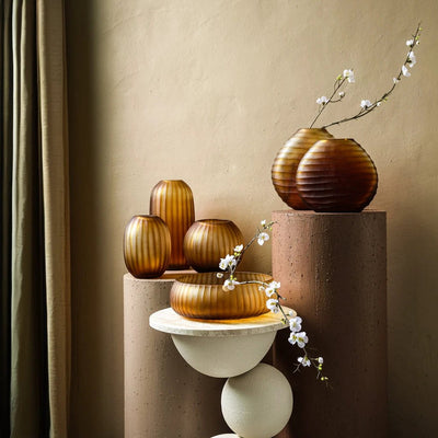 PTMD Lavanya bruine ronde hoge vaas met gesneden patroon, elegante en sculpturale decoratie voor in huis