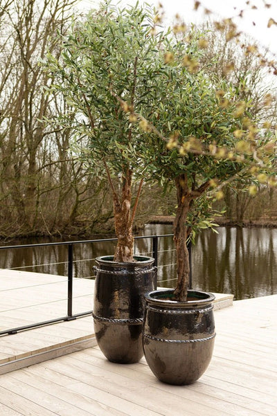 Grote ronde keramische pot van PTMD, Tony Green serie met een hoge, glanzende groene afwerking en strakke vorm.