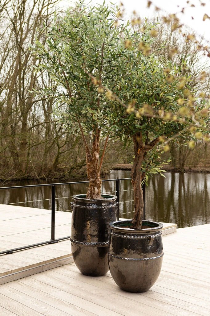 Grote ronde keramische pot van PTMD, Tony Green serie met een hoge, glanzende groene afwerking en strakke vorm.