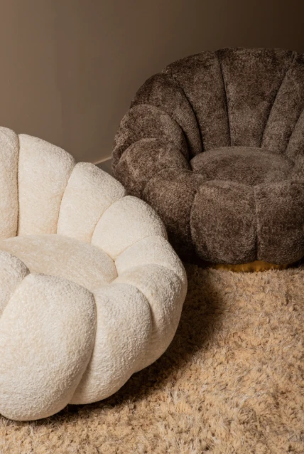 Daisy fauteuil in crèmekleur met draaivoet, elegant ontwerp en comfortabele zit, van PTMD.