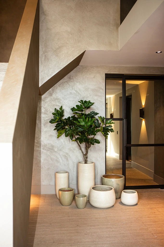 Witte geglazuurde ronde keramische pot van PTMD, hoog model met decoratieve afwerking, geschikt voor planten of decoratie.