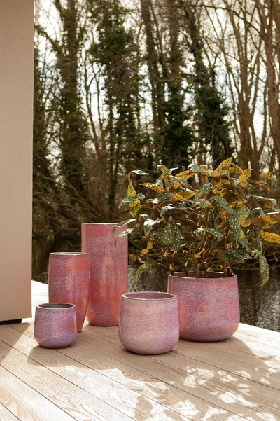 Roze geglazuurde ronde keramische pot van PTMD, hoog model met sierlijke uitstraling, geschikt voor decoratie of planten.