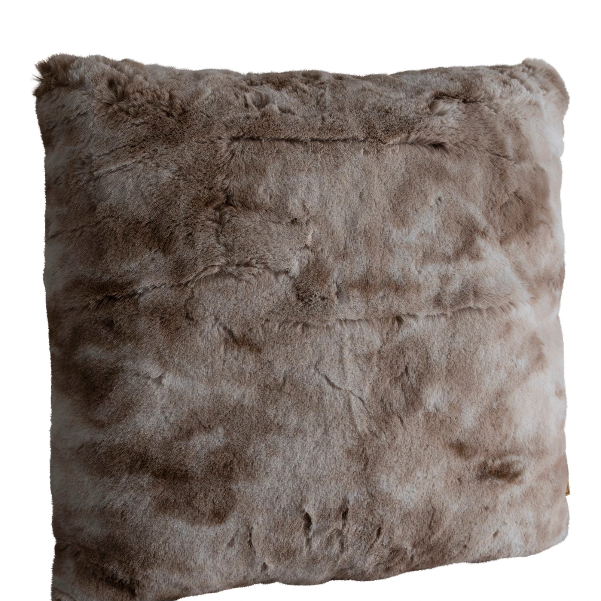 Linde beige faux fur vierkant kussen van PTMD met zachte textuur en luxe uitstraling, ideaal voor gezellige wooninrichting.