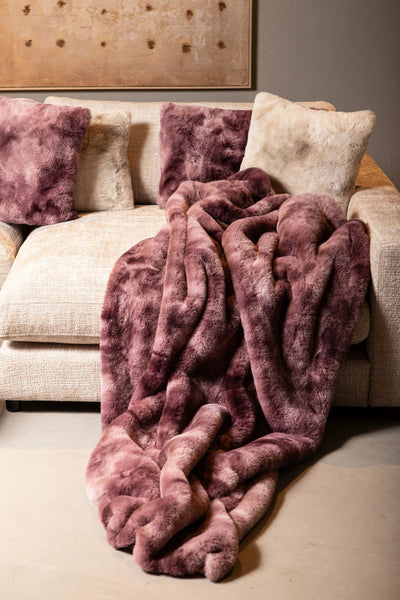 Rechthoekig Linde Bordeaux faux fur kussen van PTMD met zachte, luxe textuur en stijlvolle uitstraling voor woonkamer of slaapkamer