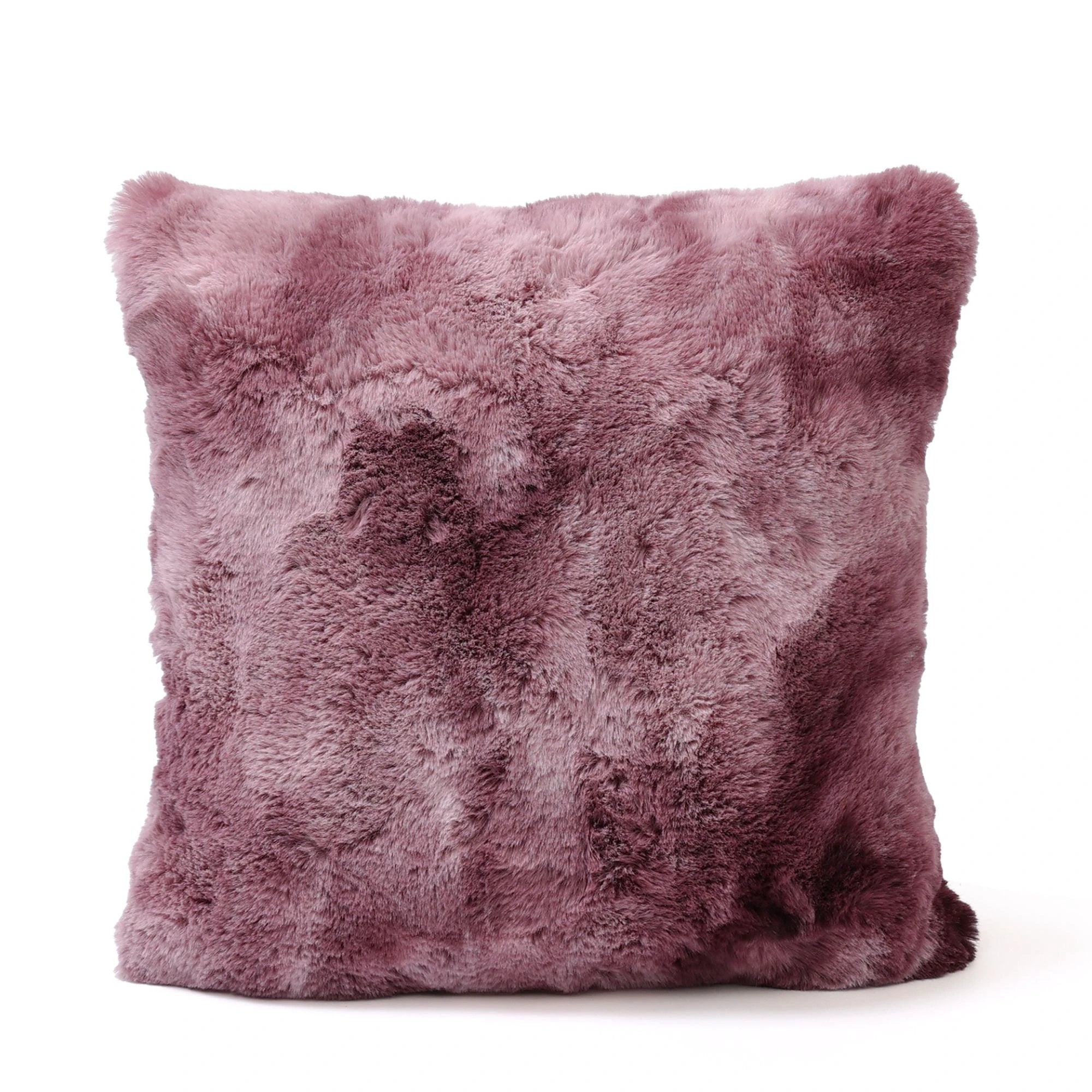Vierkant kussen van PTMD met Bordeaux faux fur in Linde-stijl, zachte textuur en luxe uitstraling.