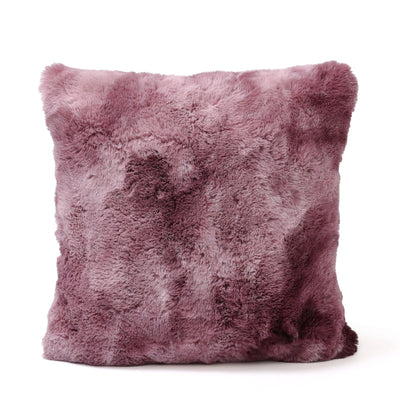 Vierkant kussen van PTMD met Bordeaux faux fur in Linde-stijl, zachte textuur en luxe uitstraling.