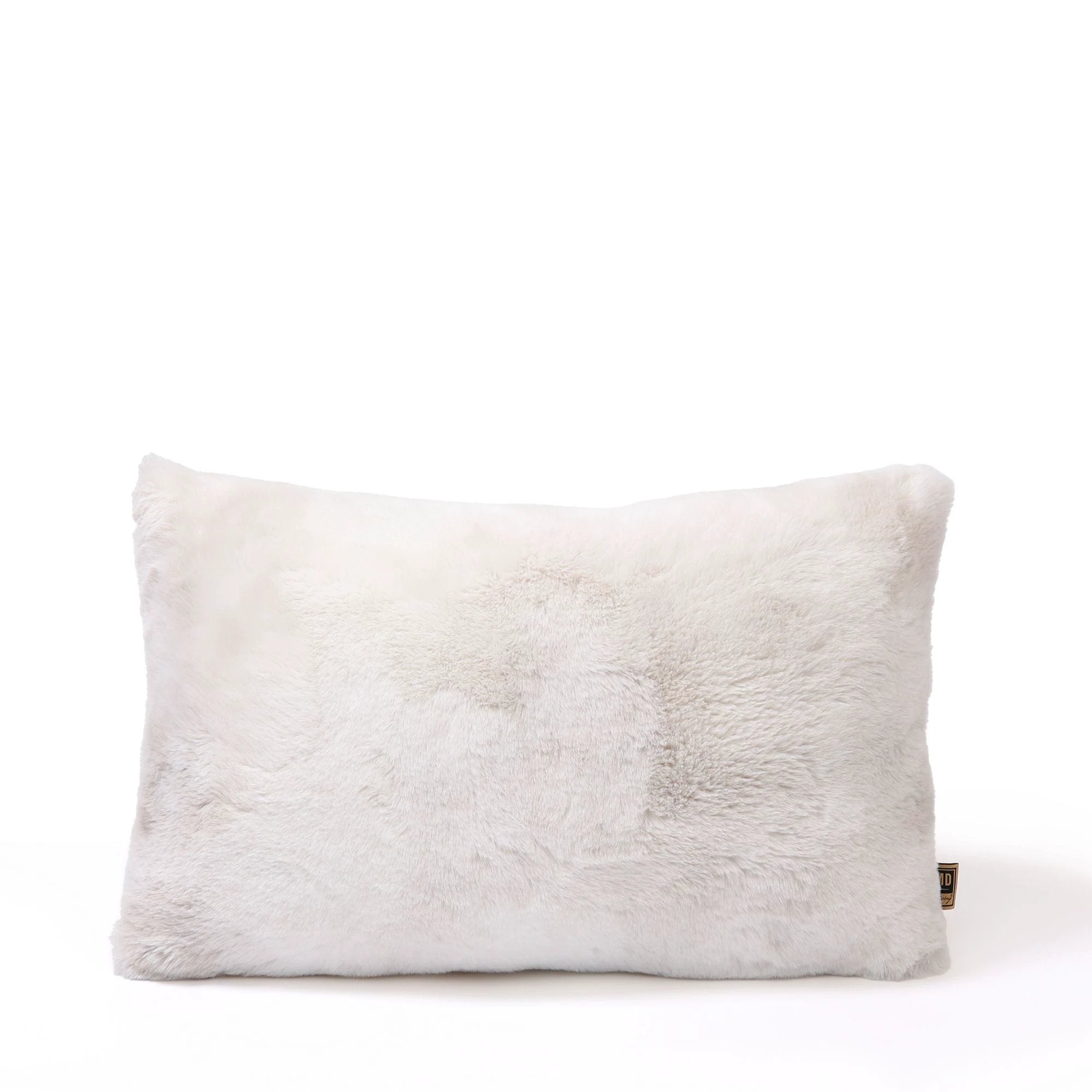 Rechthoekig Linde Offwhite faux fur kussen van PTMD met zachte, pluizige textuur voor comfortabele zit- of slaapomgeving