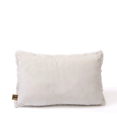 Rechthoekig offwhite kussen met faux fur bekleding van PTMD, zachte textuur en luxe uitstraling.