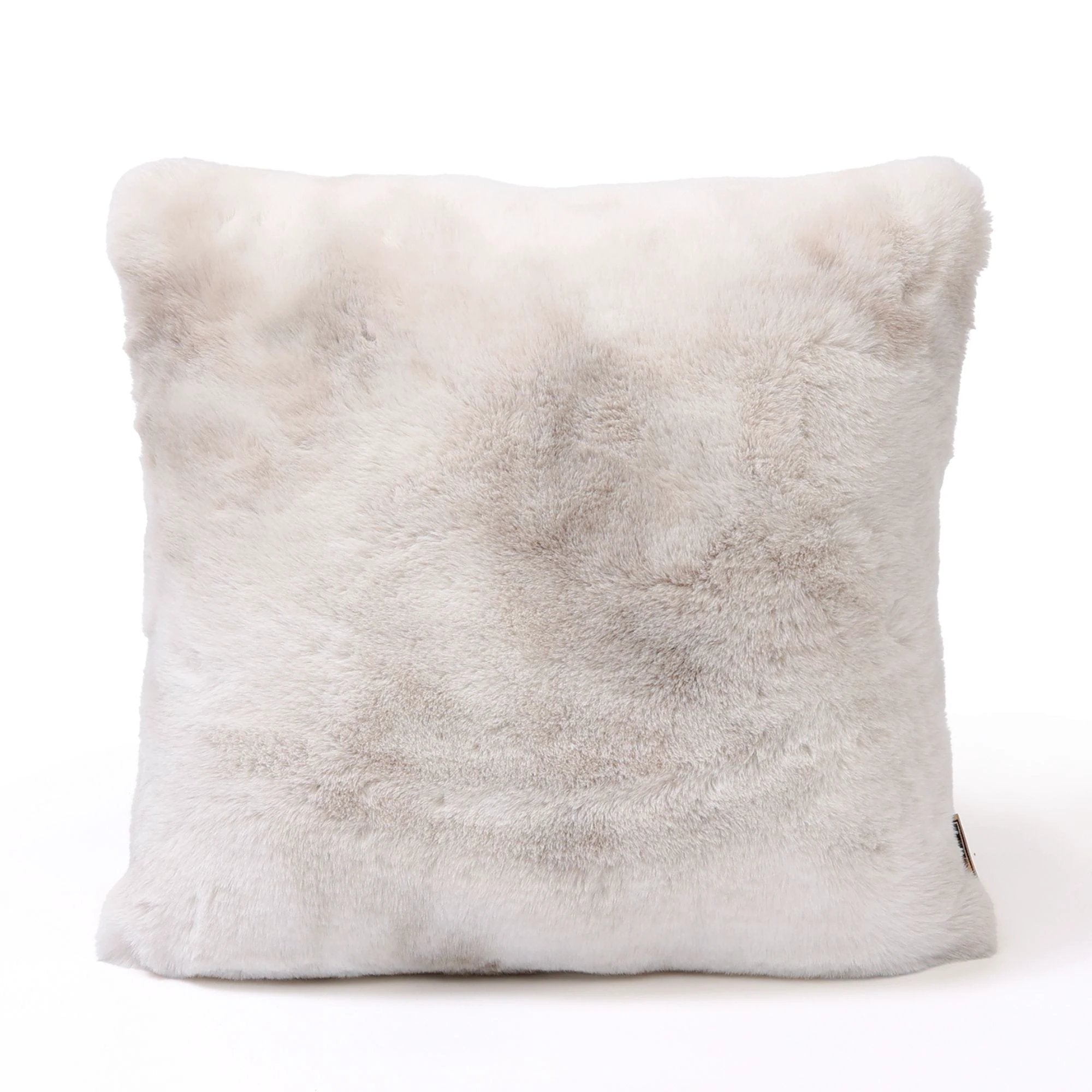 Linde Offwhite faux fur vierkant kussen van PTMD met zachte textuur en luxe uitstraling, geschikt voor woonkamer of slaapkamer.