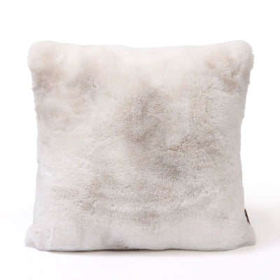 Linde Offwhite faux fur vierkant kussen van PTMD met zachte textuur en luxe uitstraling, geschikt voor woonkamer of slaapkamer.