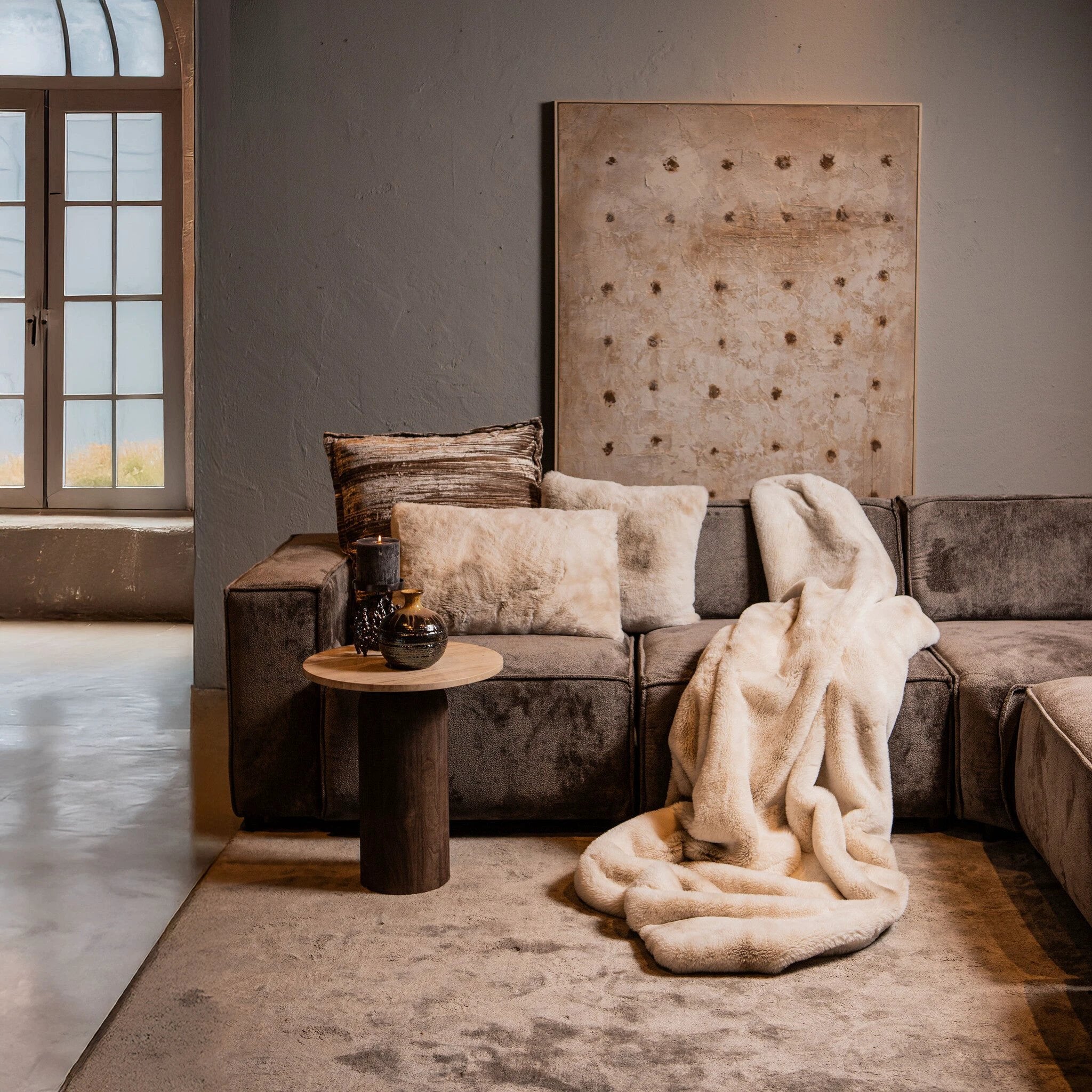 Linde Offwhite faux fur vierkant kussen van PTMD met zachte textuur en luxe uitstraling, geschikt voor moderne interieurdecoratie.
