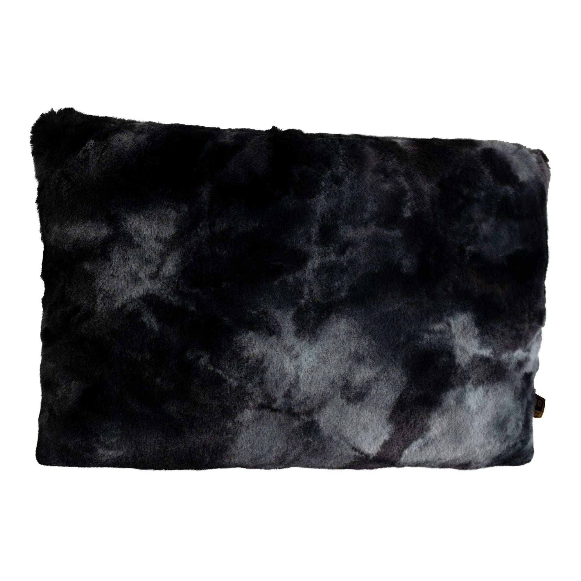 Rechthoekig zwart faux fur kussen van PTMD met zachte textuur en luxe uitstraling, geschikt voor bank of bed.