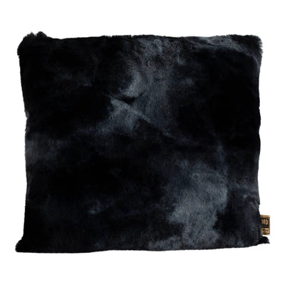 Zwart faux fur kussen vierkant van PTMD, zachte textuur en luxe uitstraling, geschikt voor modern interieur.