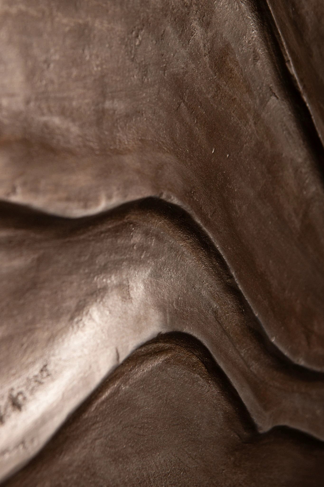 Samraj bruine MDF wandpaneel met golfstructuur, modern design van PTMD voor interieurdecoratie.