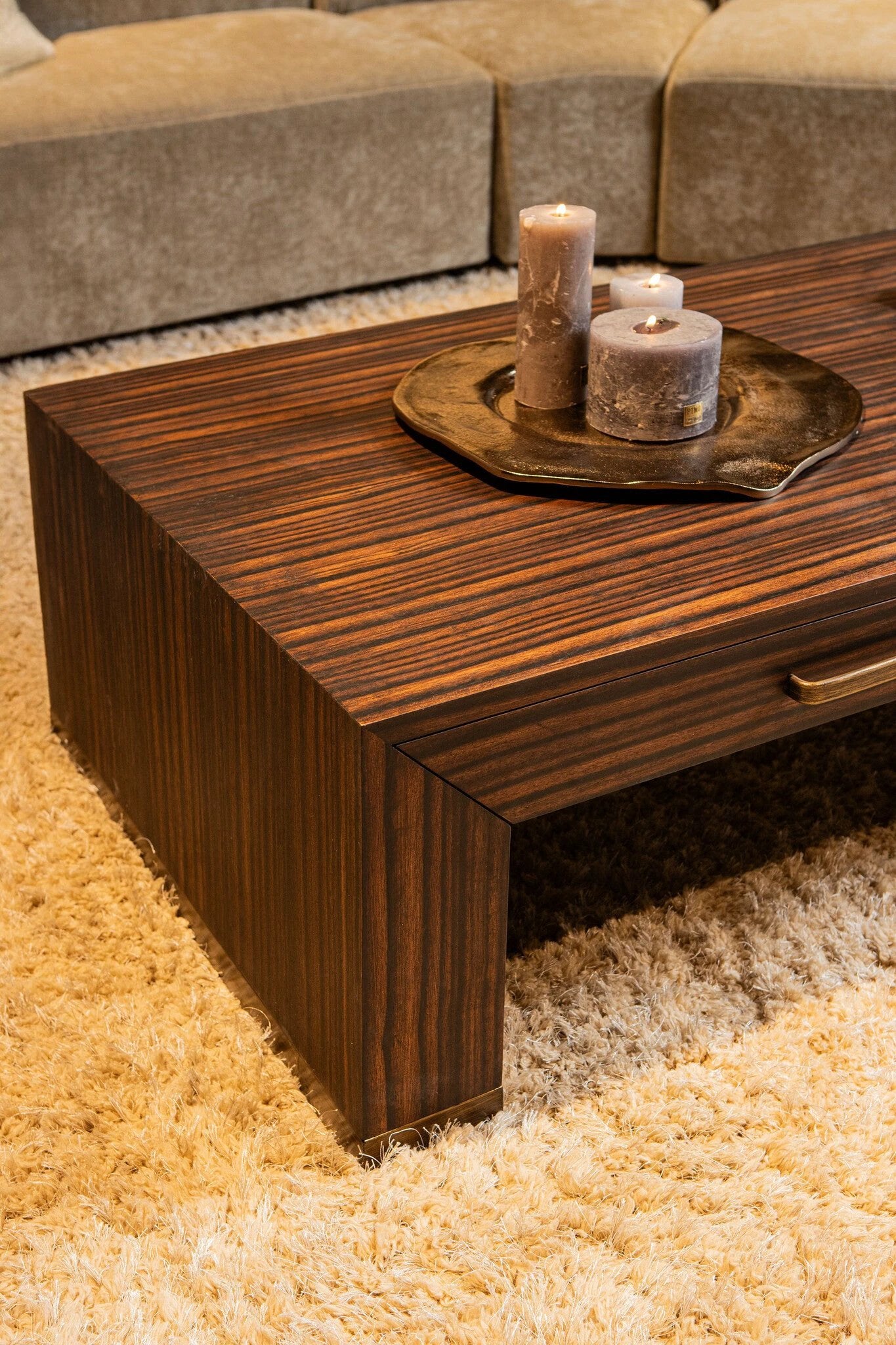 Bruine houtfineer salontafel met twee lades van PTMD, modern design en natuurlijke houtafwerking.