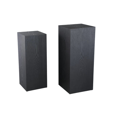 Set van twee zwarte zuilen van PTMD, elegante decoratieve staanders met strakke lijnen, geschikt voor interieurdecoratie.