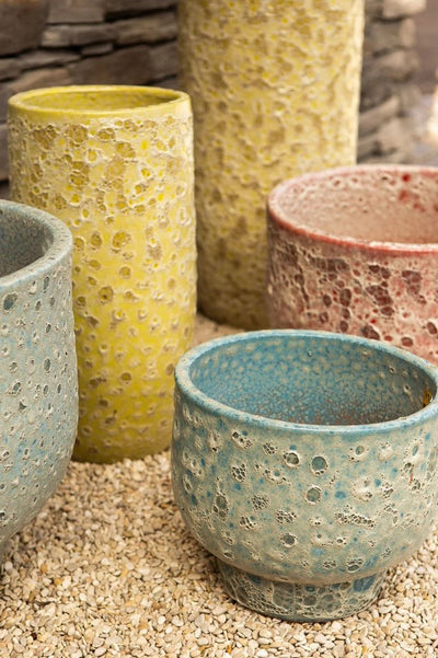 Gele geglazuurde ronde keramische pot van PTMD, decoratief en hoog, geschikt voor planten of als interieuraccessoire.