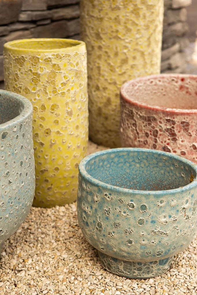 Gele geglazuurde ronde keramische pot van PTMD, decoratief en hoog, geschikt voor planten of als interieuraccessoire.