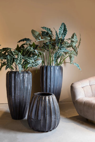 Olver Blauwe keramische pot met geribbelde structuur rond L by PTMD