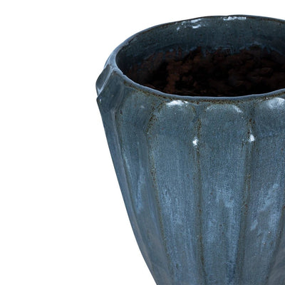Olver Blauwe keramische pot met geribbelde structuur rond L by PTMD