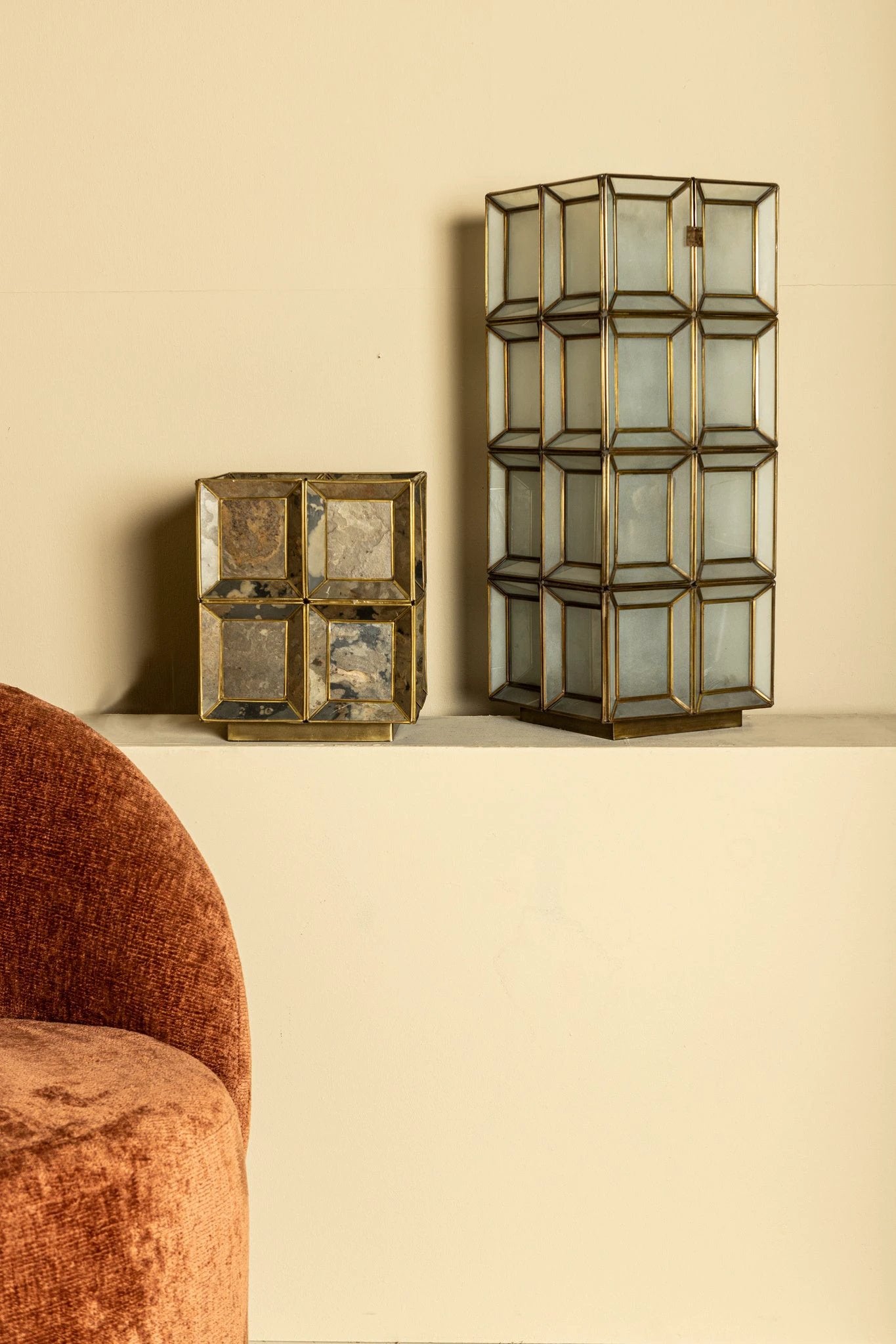 Layra Brass steenfineer tafellamp antiek hoog naar het Nederlands. by PTMD